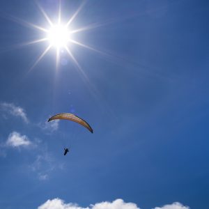 sport-extrême-deltaplane-wow-effet-planant-beauté-légèreté-reconnexion-ciel-soleil-bleu