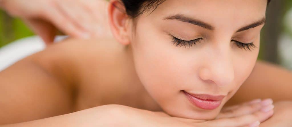 femme-massage-massothérapie-détente-relaxation-relax-zen-sourire-happy-woman