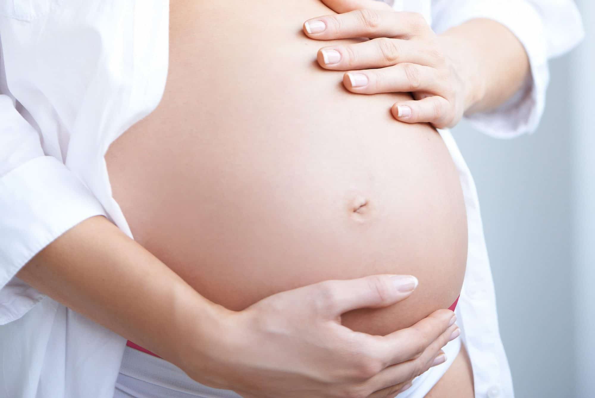 ventre d'une femme enceinte ventre-femme-enceinte-bébé-mains-taping-nombril